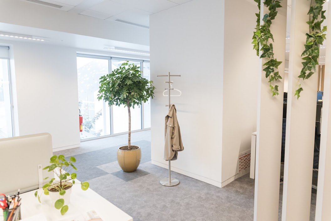 Arbre artificiel avec pot – Image 2