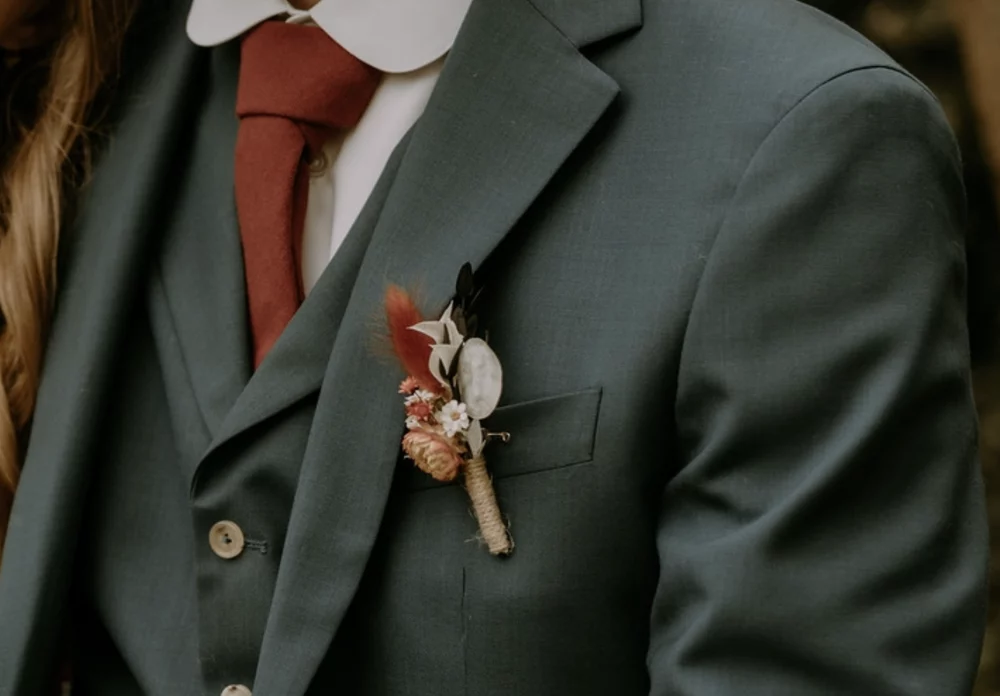 Boutonnière de mariage en fleurs séchées